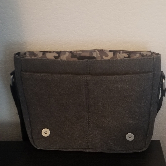 Kenneth Cole Reaction messenger bag. - Picture 2 of 4